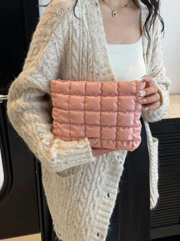 Bolso de mano con cremallera y acolchado a cuadros