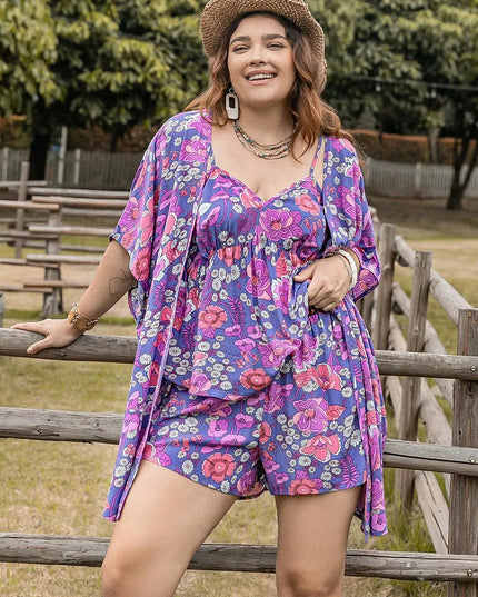 Conjunto elegante de 3 piezas con camisola estampada, vestido playero abierto al frente y pantalones cortos en talla grande