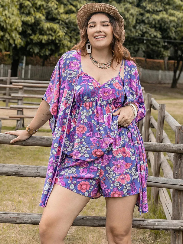 Conjunto elegante de 3 piezas con camisola estampada, vestido playero abierto al frente y pantalones cortos en talla grande