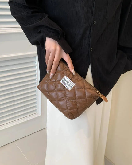 Cartera de mano acolchada sólida con cremallera