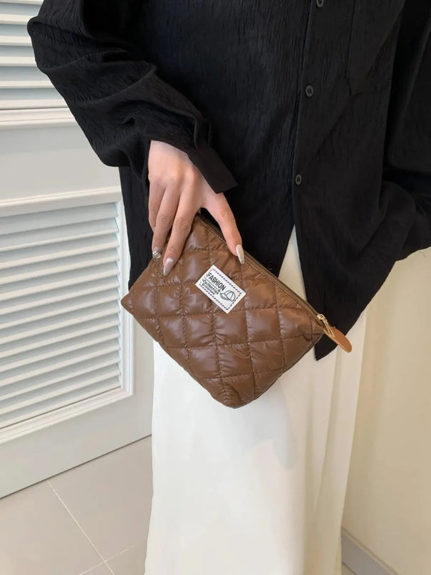 Cartera de mano acolchada sólida con cremallera