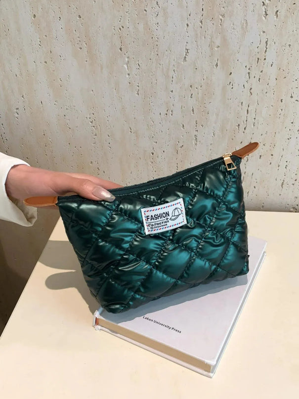 Cartera de mano acolchada sólida con cremallera