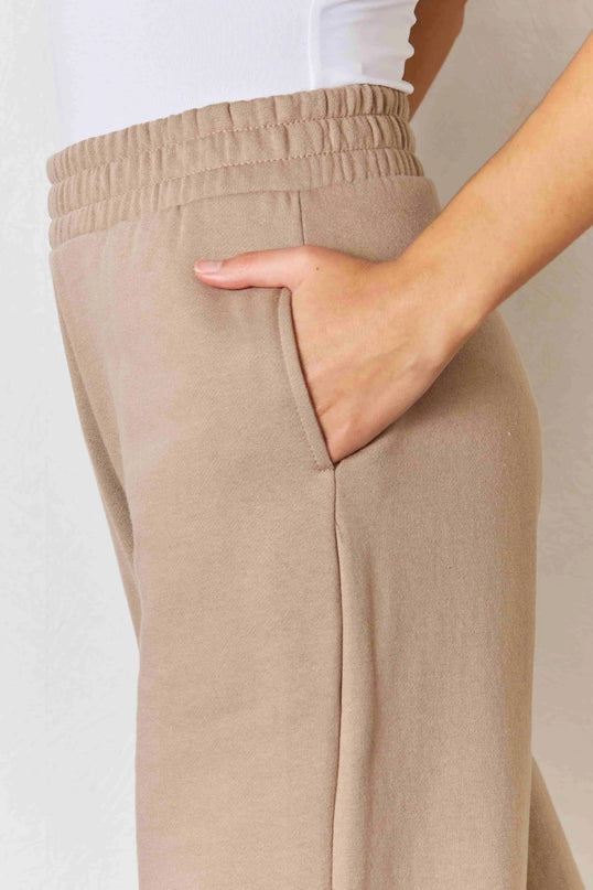 Pantalones elegantes de salón con pernera ancha, aberturas y cinturilla ancha