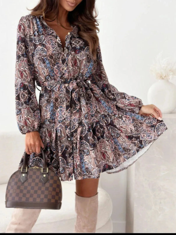 Vestido de manga larga con estampado floral y dobladillo con volantes