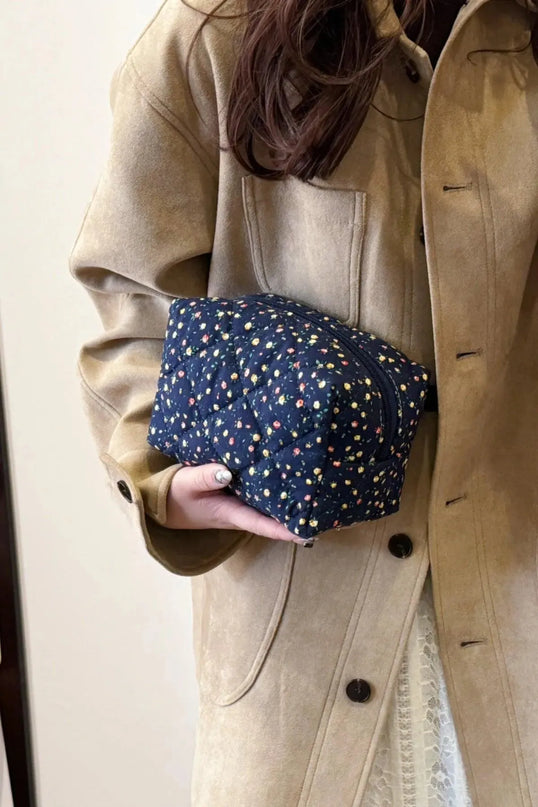 Cartera de mano acolchada con diseño floral y interior a cuadros