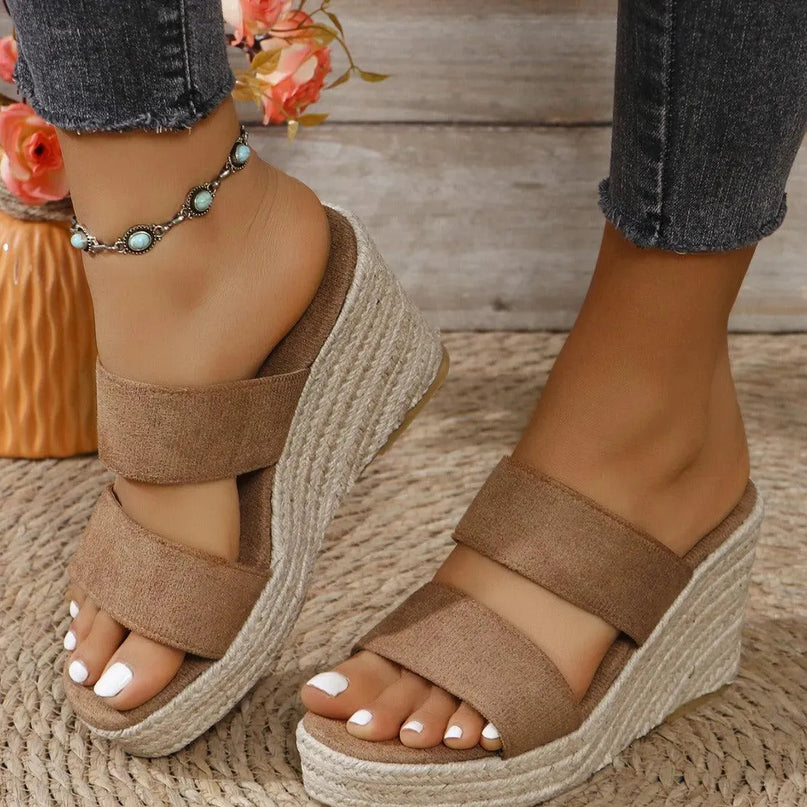 Sandalias elegantes de cuña de ante con punta abierta