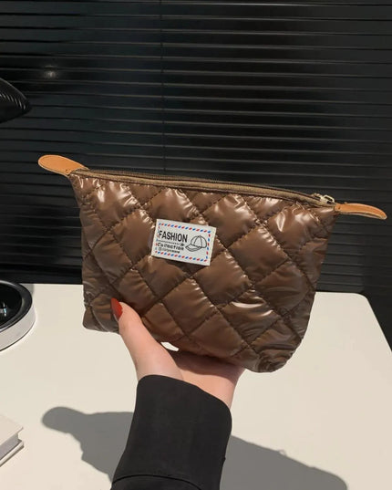 Cartera de mano acolchada sólida con cremallera