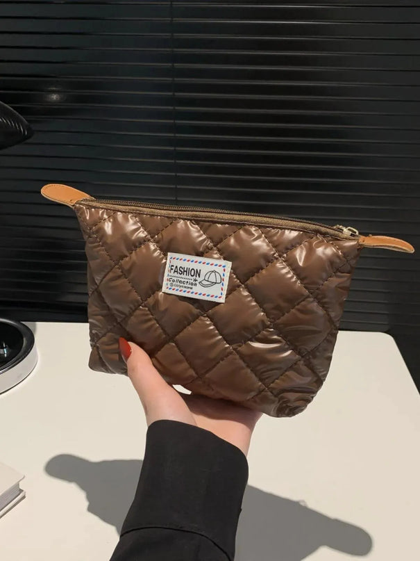 Cartera de mano acolchada sólida con cremallera