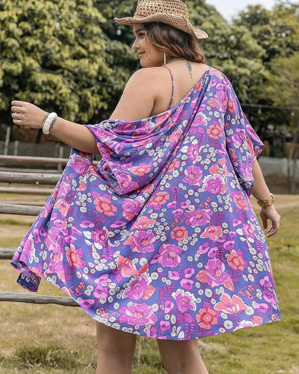 Conjunto elegante de 3 piezas con camisola estampada, vestido playero abierto al frente y pantalones cortos en talla grande