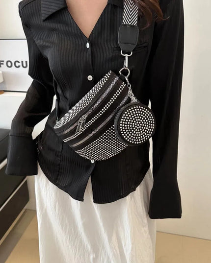 Bolso bandolera con correa ajustable y tachuelas