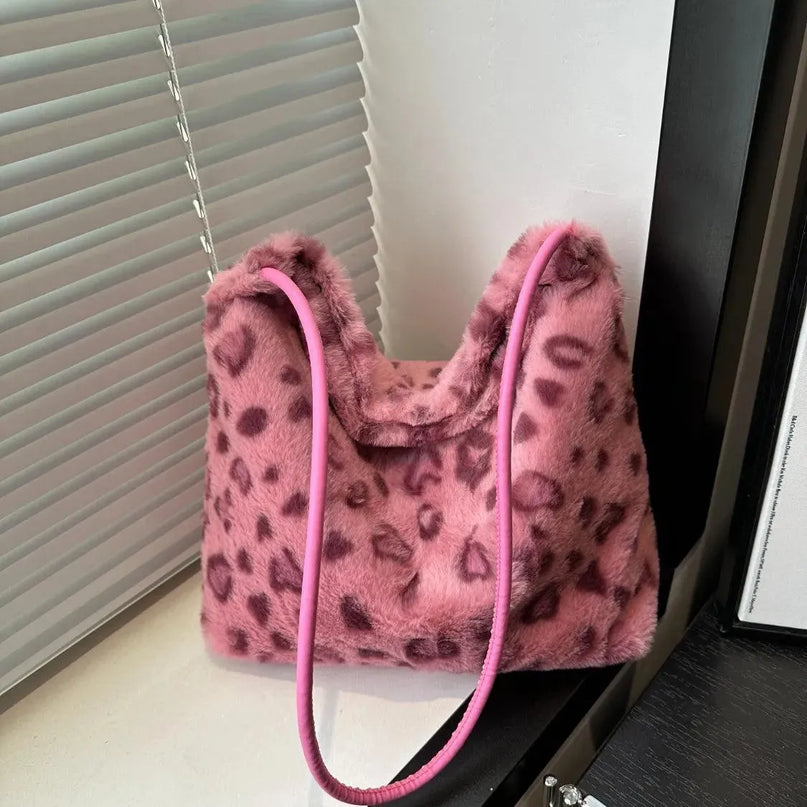 Bolso bandolera de felpa con estampado salvaje