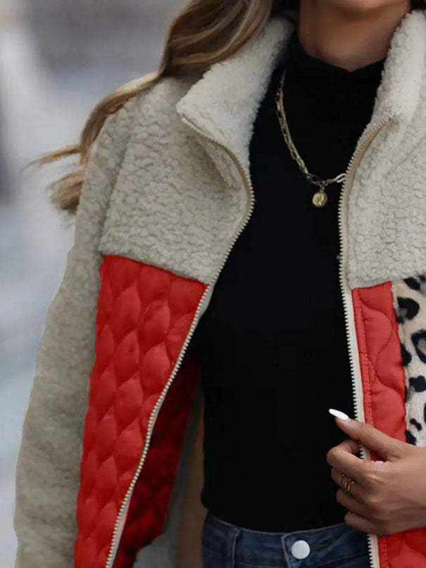 Chaqueta con capucha, cremallera y bloques de color con estampado de leopardo