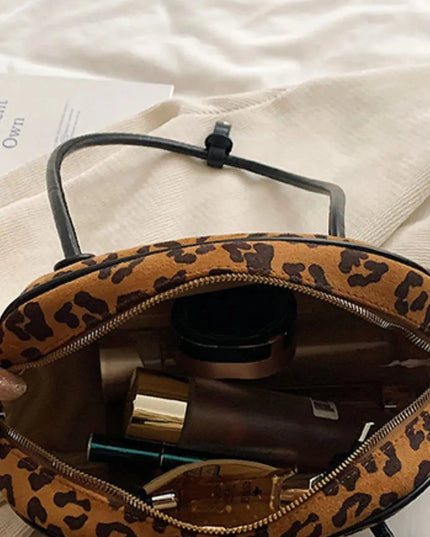 Bolso de hombro mediano de ante con estampado de leopardo