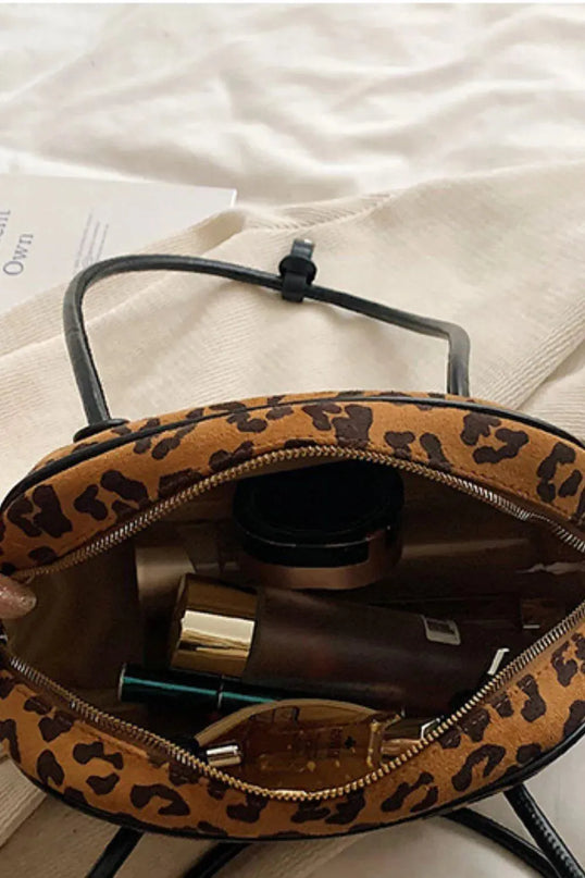 Bolso de hombro mediano de ante con estampado de leopardo