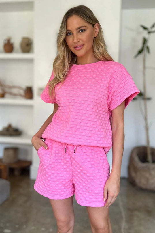 Conjunto de camiseta y pantalones cortos texturizados de tamaño completo de estilo dual