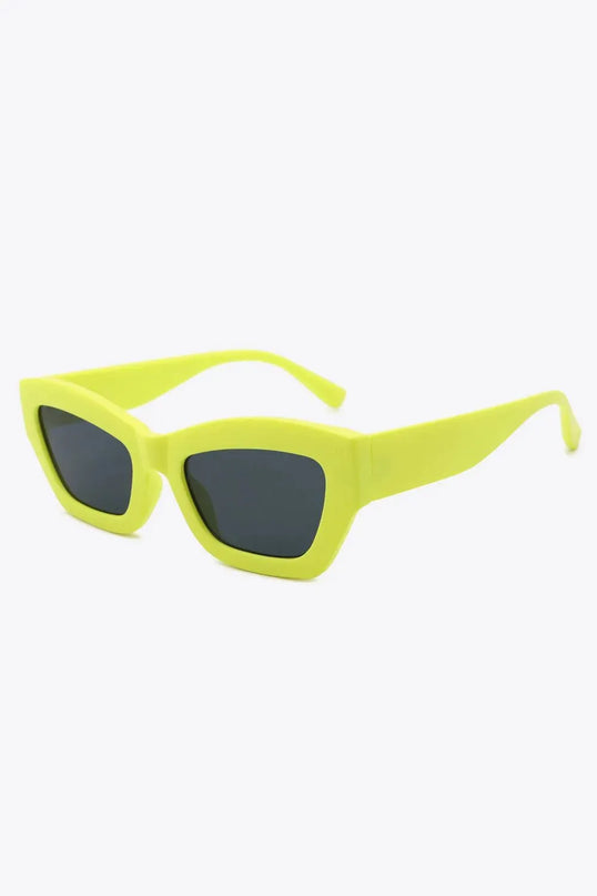 Elegantes gafas de sol Wayfarer con protección UV400 y marco de policarbonato