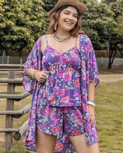 Conjunto elegante de 3 piezas con camisola estampada, vestido playero abierto al frente y pantalones cortos en talla grande