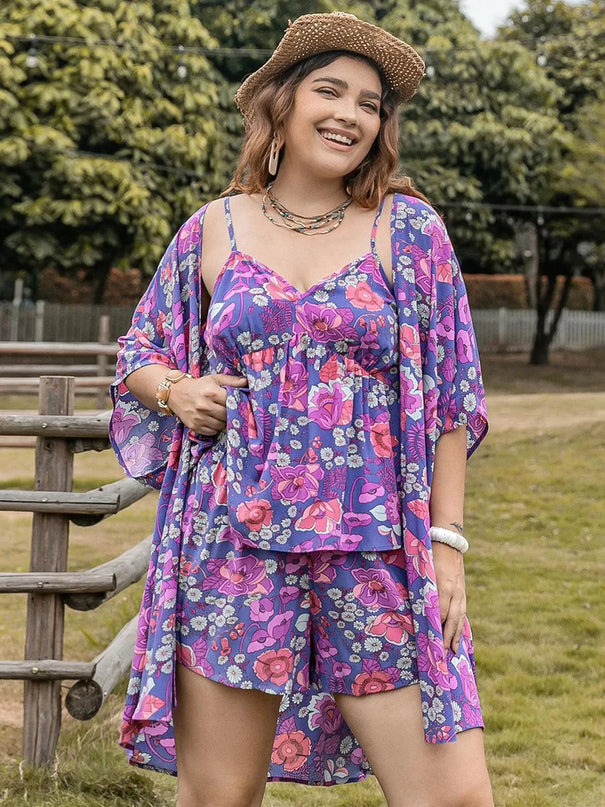 Conjunto elegante de 3 piezas con camisola estampada, vestido playero abierto al frente y pantalones cortos en talla grande