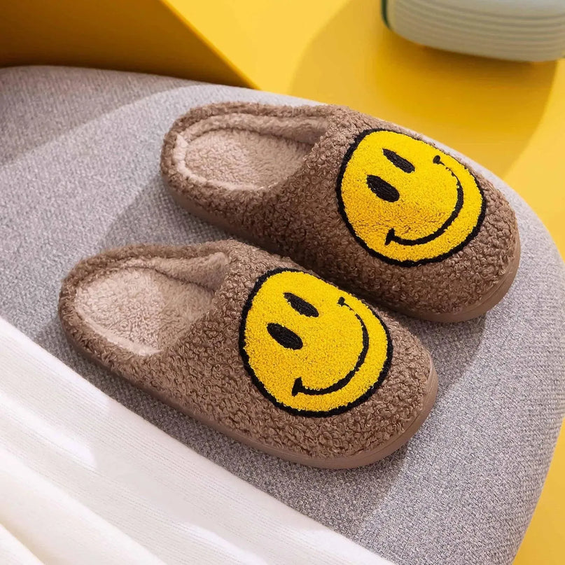 Pantuflas de peluche con cara sonriente y alegre