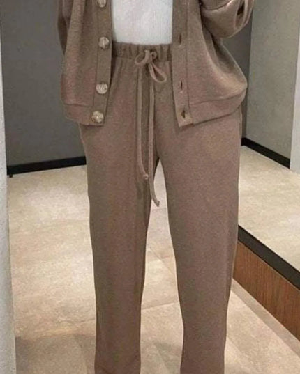 Conjunto elegante de camisa abotonada y pantalón largo