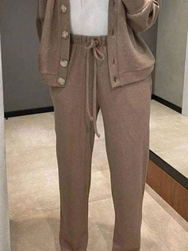 Conjunto elegante de camisa abotonada y pantalón largo