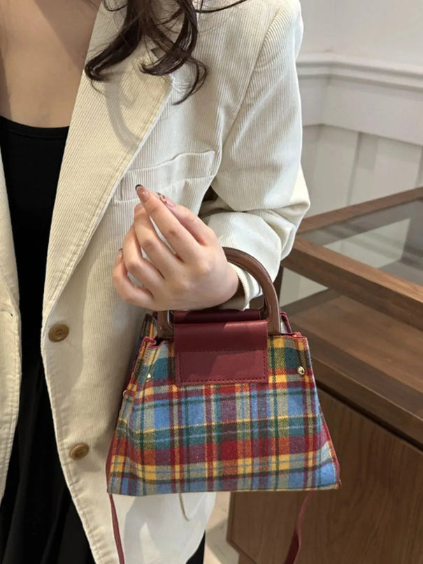 Bolso bandolera con forma trapezoidal y cuadros en contraste