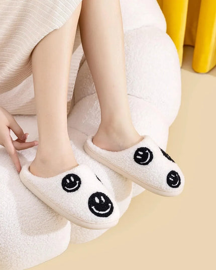 Pantuflas de peluche con cara sonriente y alegre