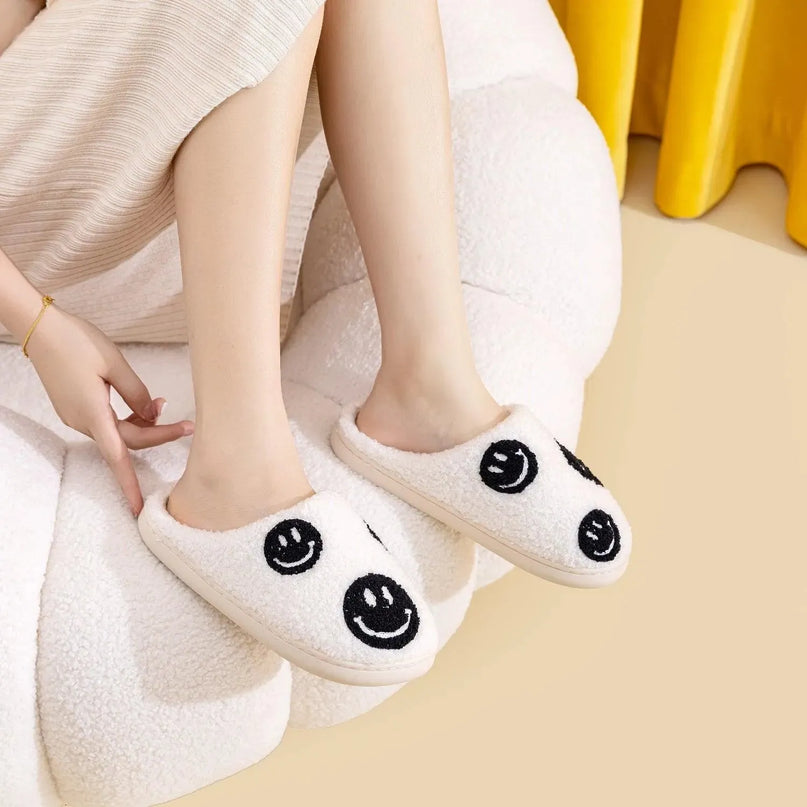 Pantuflas de peluche con cara sonriente y alegre