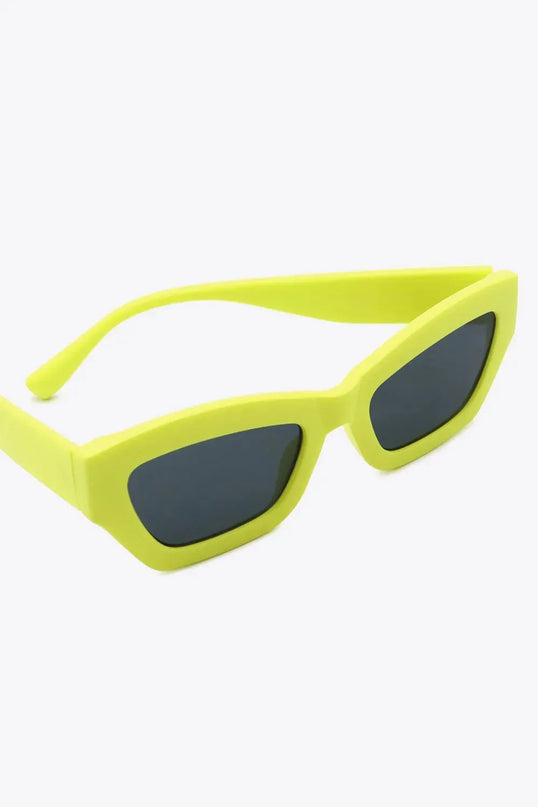 Elegantes gafas de sol Wayfarer con protección UV400 y marco de policarbonato