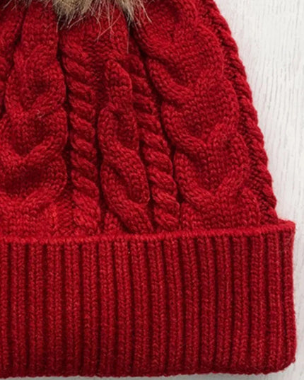 Gorro de punto trenzado con puños y pompón