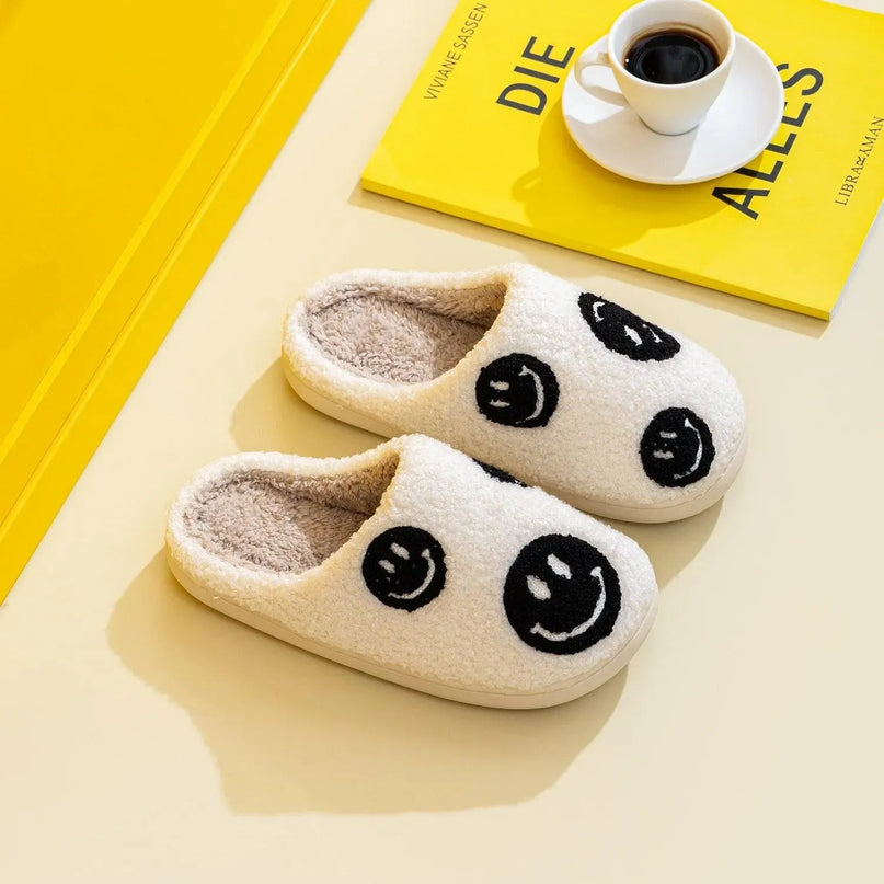 Pantuflas de peluche con cara sonriente y alegre