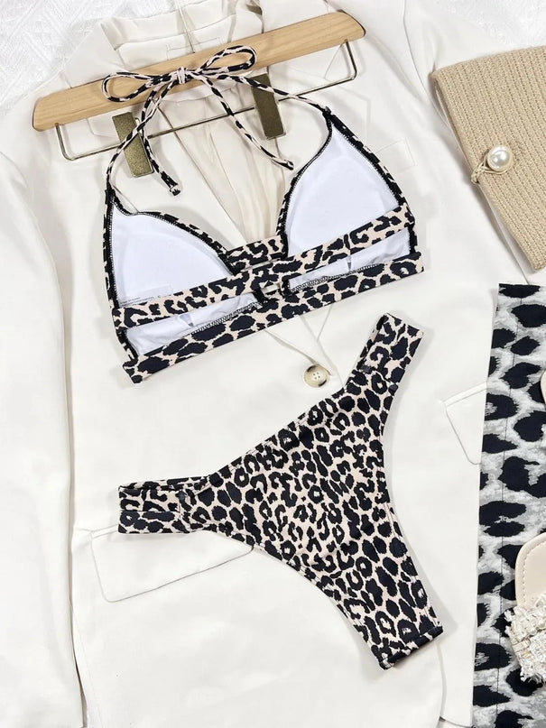 Conjunto de bikini con cuello halter y abertura en forma de leopardo