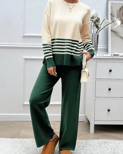 Conjunto elegante de top y pantalón de punto a rayas con aberturas