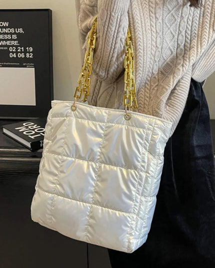 Bolso de mano con cadena y textura de burbujas