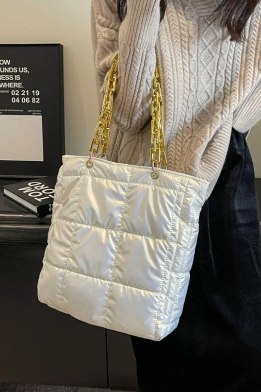 Bolso de mano con cadena y textura de burbujas