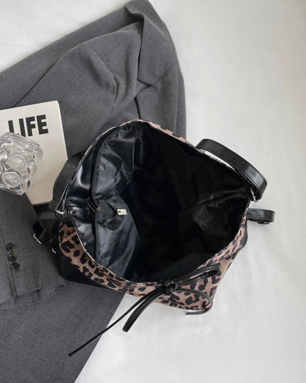 Bolso bandolera versátil con estampado de leopardo