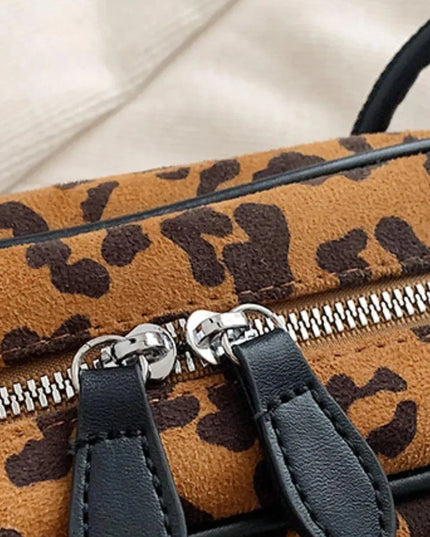 Bolso de hombro mediano de ante con estampado de leopardo