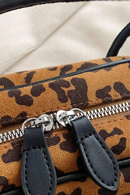 Bolso de hombro mediano de ante con estampado de leopardo