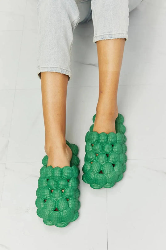 Pantuflas cómodas con burbujas verdes para una comodidad máxima