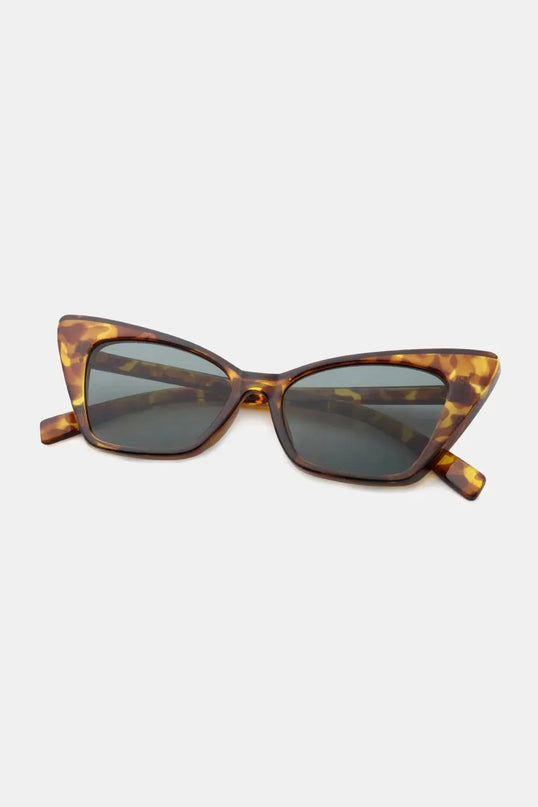 Chic Cat Eye Sunglasses with Acetate Lenses