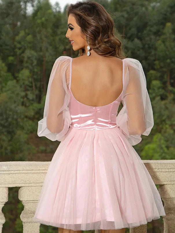 Vestido mini con escote en forma de corazón y mangas abullonadas