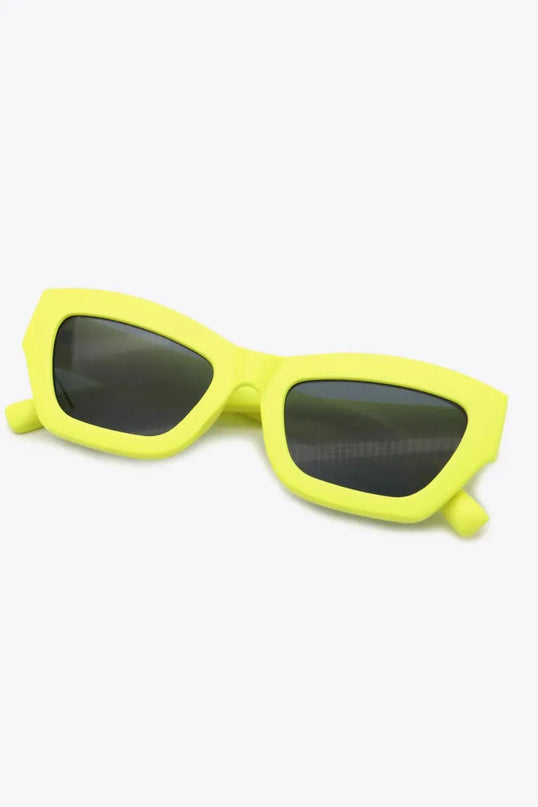 Elegantes gafas de sol Wayfarer con protección UV400 y marco de policarbonato