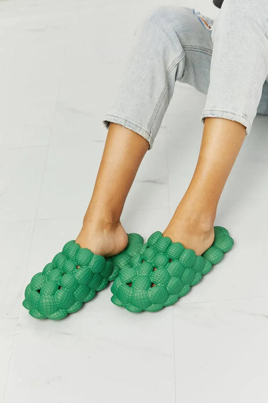 Pantuflas cómodas con burbujas verdes para una comodidad máxima