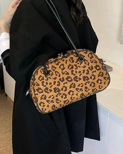 Bolso de hombro mediano de ante con estampado de leopardo