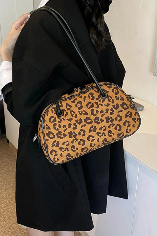 Bolso de hombro mediano de ante con estampado de leopardo