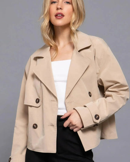 Chaqueta corta tipo gabardina con doble botonadura