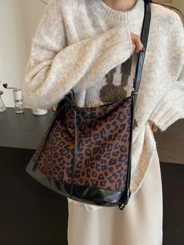 Bolso bandolera versátil con estampado de leopardo