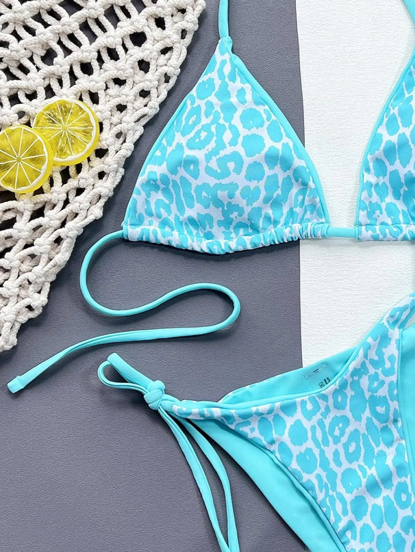 Conjunto de bikini con cuello halter y lazos laterales con estampado de leopardo