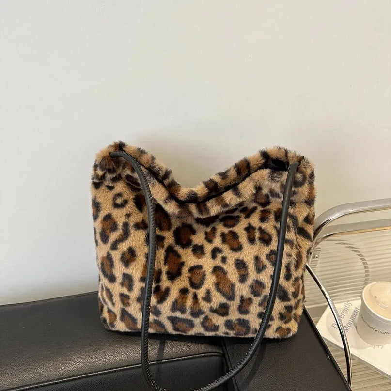 Bolso bandolera de felpa con estampado salvaje