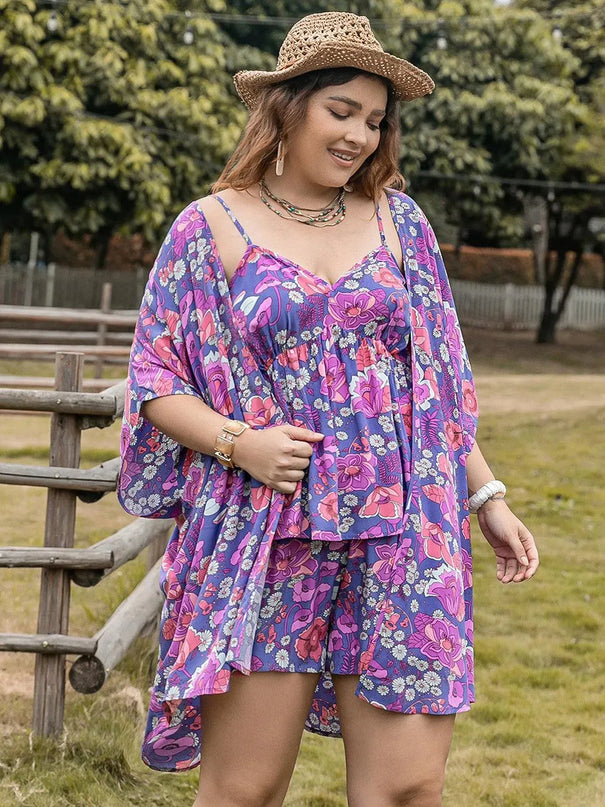 Conjunto elegante de 3 piezas con camisola estampada, vestido playero abierto al frente y pantalones cortos en talla grande